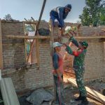 Selalu Membantu Warga Di Wilayahnya, Babinsa Koramil 422-02/Pesisir Selatan Gotong royong Membangun Rumah Warga.