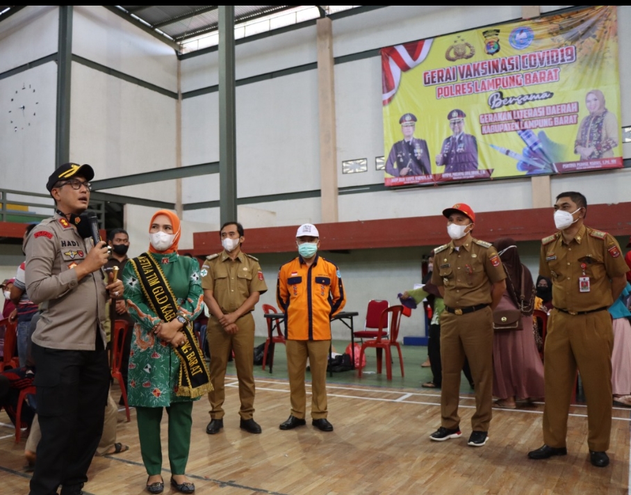 GassPolll… Percepatan Vaksinasi Covid-19 Polres Lampung Barat Kolaborasi Dengan Gerakan Literasi Daerah (GLD) Buka Gerai Vaksin Di GOR Aji Saka๐๐๐