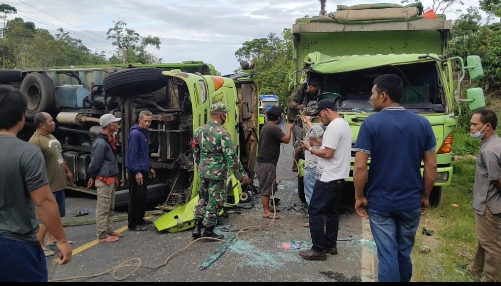 Diduga Tak Kuat Menanjak Fuso Bermuatan Batu Bara Menuju Jakarta Terbalik Di Tanjakan Giham👇👇