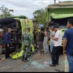 Diduga Tak Kuat Menanjak Fuso Bermuatan Batu Bara Menuju Jakarta Terbalik Di Tanjakan Giham👇👇