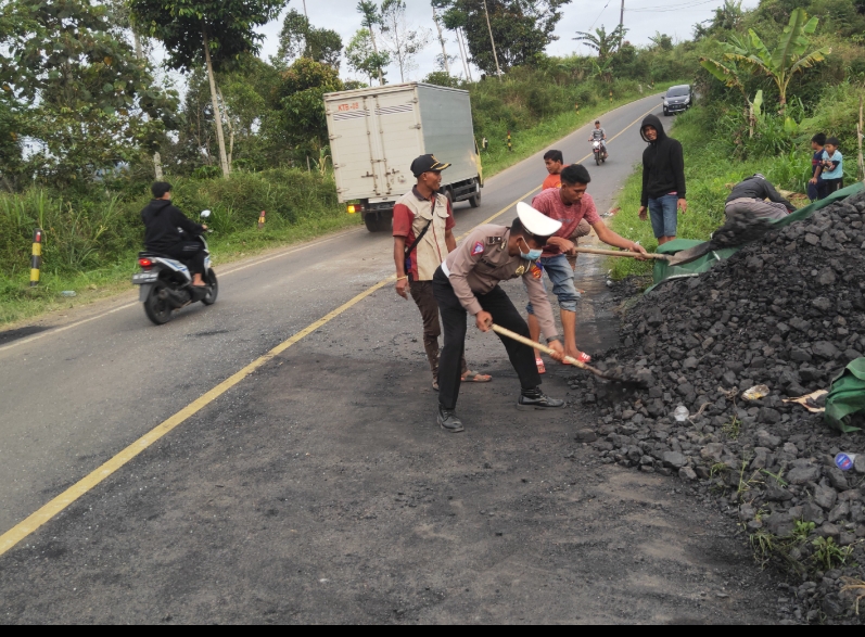 Fuso Terbalik Bermuatan Batu Bara Berhasil Di Evakuasi Lalu Lintas Kembali Berjalan Normal 👇👇.
