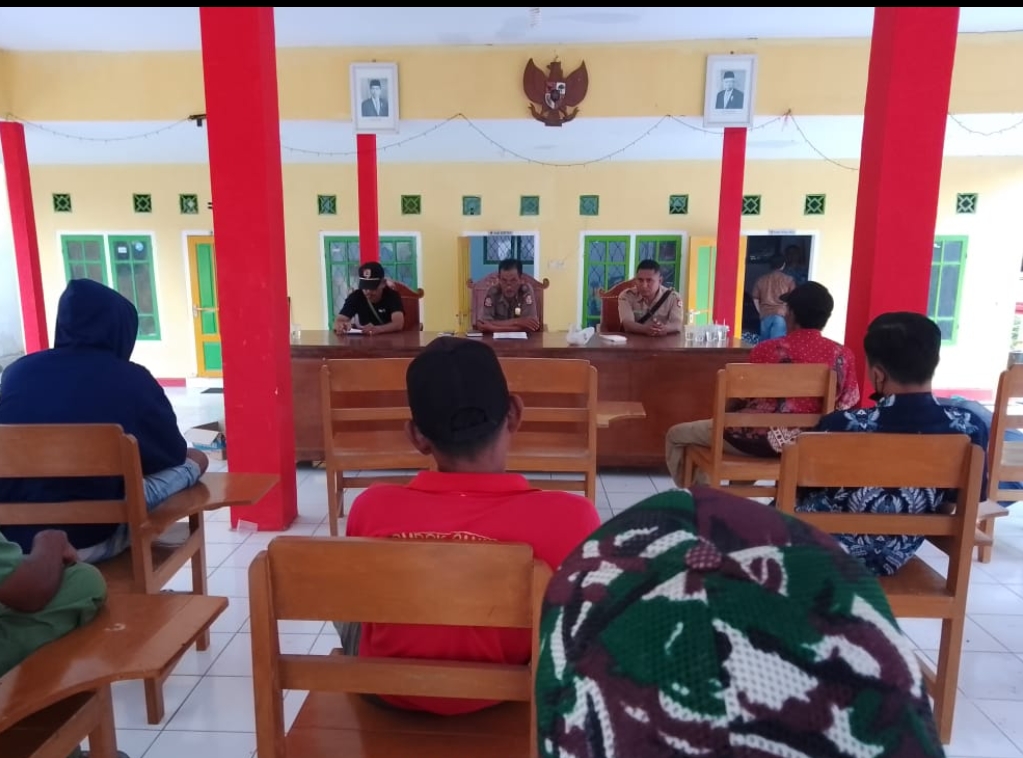 PJ kepala Desa Langkap Bangsalsari Berkoordinasi Dengan Mengumpulkan Anggota Linmas Petugas Pam Tps