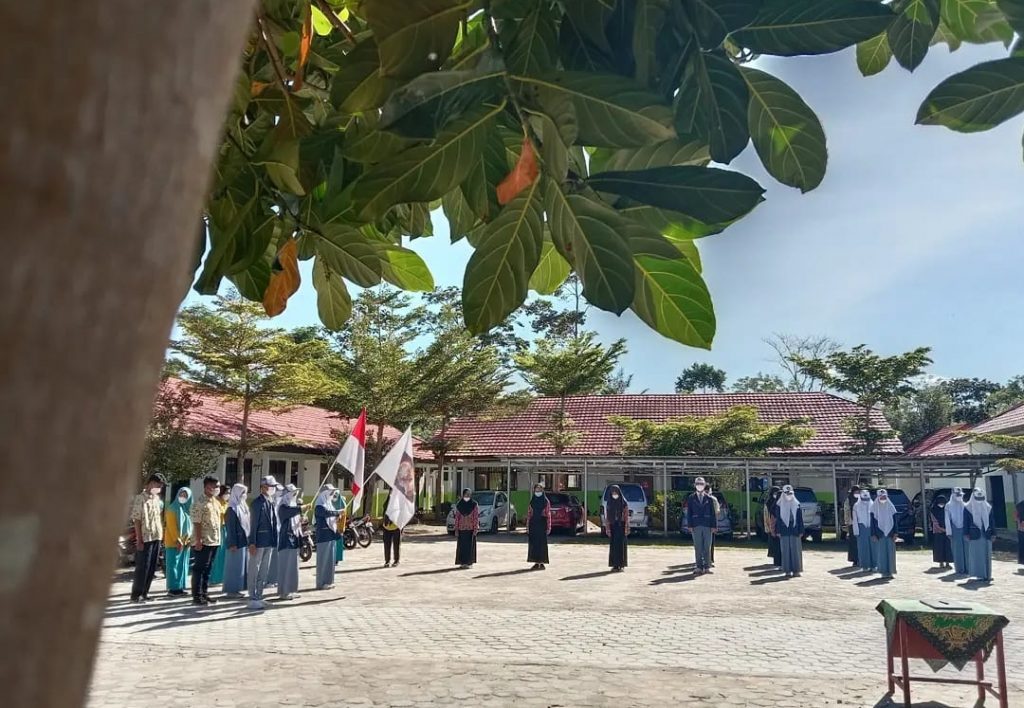 PERINGATI HGN, SMAN 2 LIWA PILIH GURU TERFAVORIT