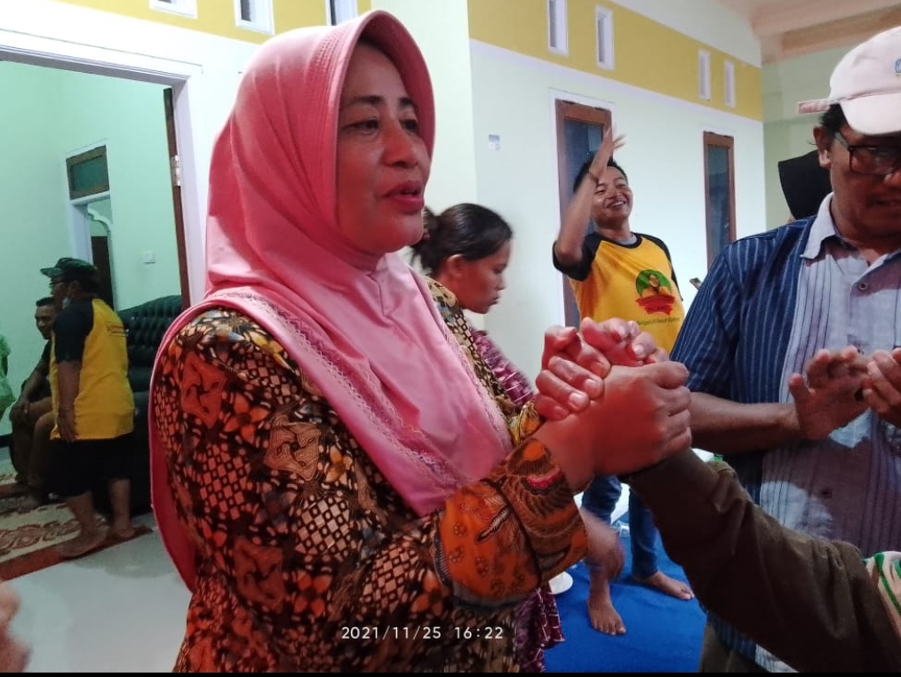 Masyarakat Pendukung Umi Anis Antusias Merayakan Kemenangan Umi Anis