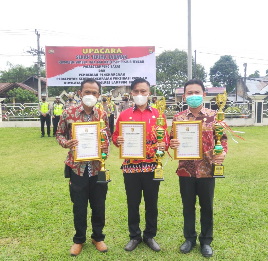 Camat Pagar Dewa M.Yones : 3 Penghargaan Diberikan Kapolres Lambar, Semua Berkat Kerja Keras Kerja Cerdas Kerja Nyata Dalam Percepatan Vaksinasi Covid-19.