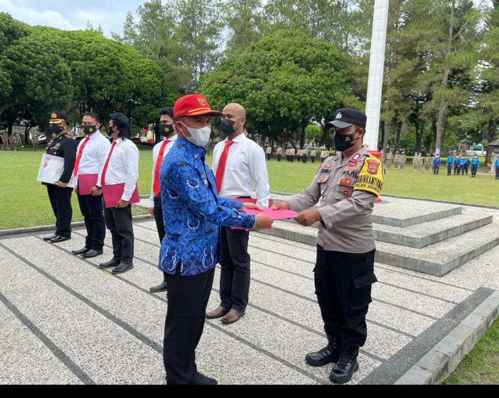 Bhabinkamtibmas Polsek Sekincau Polres Lambar Terima Penghargaan Dari Bupati Parosil Mabsus๐๐๐