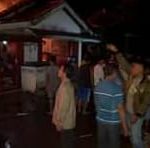 Polsek Banjit TKP Kebakaran Dua Rumah Di Banjit