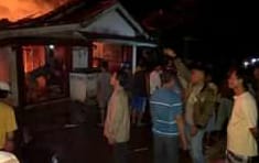 Polsek Banjit TKP Kebakaran Dua Rumah Di Banjit