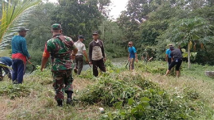 Babinsa Gotong Royong Bersama Masyarakat
