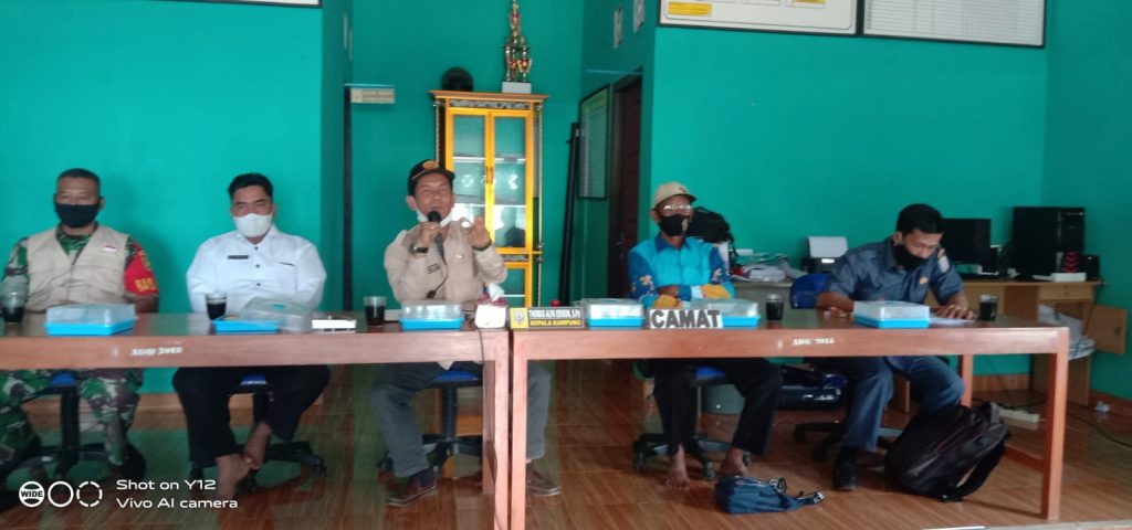 Babinsa Dampingi Pembagian BLT DD DI Kampung Karya maju