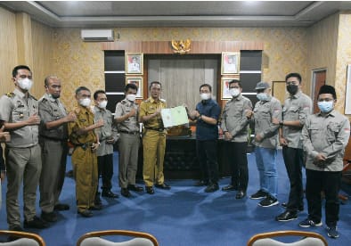 Wakil Bupati Way Kanan Serahkan Sertifikat Tanah Hibah Kepada KPU