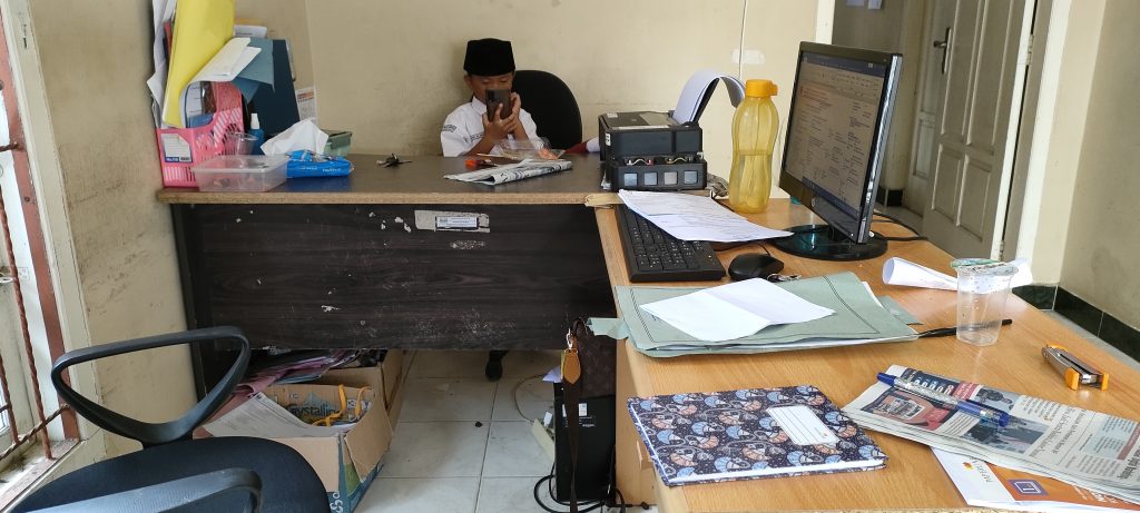 Aneh, Meja Kerja Kantor Disdukcapil  Tempat Anak Bermain HP