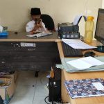 Aneh, Meja Kerja Kantor Disdukcapil Tempat Anak Bermain HP