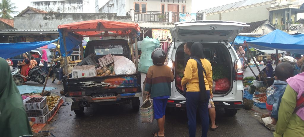 Semrawutnya Pasaran Di Pasar Minggu Kecamatan Ngambur