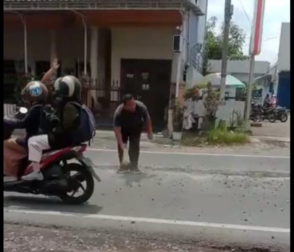 Ketua DKR Pramuka Bangsalsari dan Instruktur Saka Wirakartika Bangsalsari Bersihkan Tumpahan Material Adonan Semen Di Bangsalsari