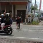 Ketua DKR Pramuka Bangsalsari dan Instruktur Saka Wirakartika Bangsalsari Bersihkan Tumpahan Material Adonan Semen Di Bangsalsari