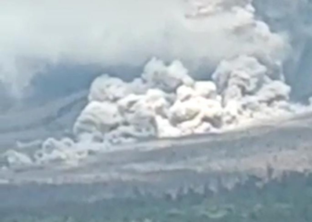 Gunung Semeru Kembali Mengalami Erupsi