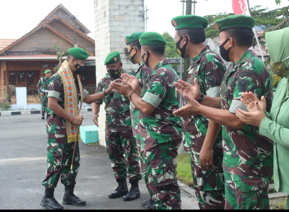 Jajaran Anggota Kodim 0422/LB Sambut Kedatangan Letkol Czi Anthon Wibowo 