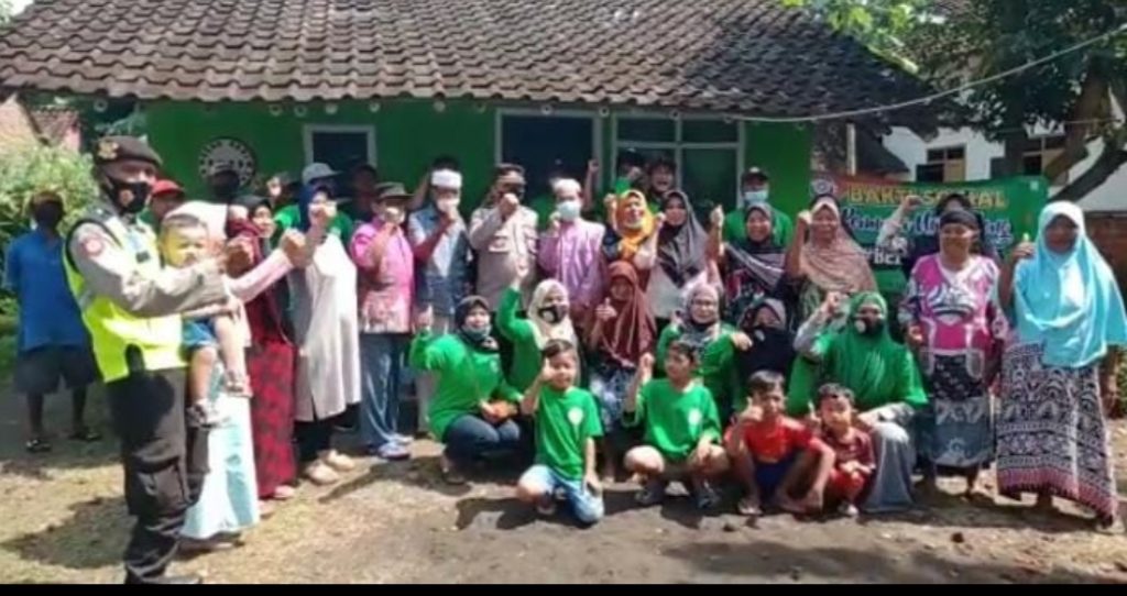 Relawan kemanusiaan Pemuda Nyamplong Peduli Kaum Duafa Bedah Rumah Ibu Sumaiyah