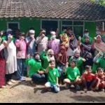 Relawan kemanusiaan Pemuda Nyamplong Peduli Kaum Duafa Bedah Rumah Ibu Sumaiyah