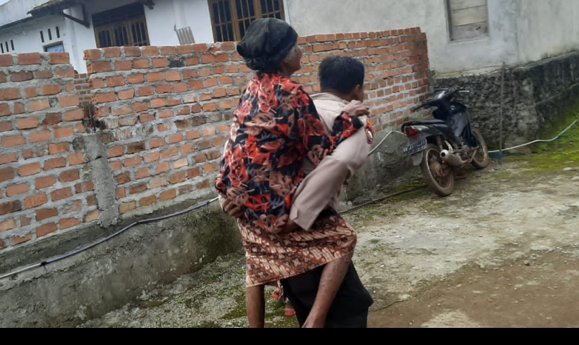 Usia Hampir Satu Abad Semangat Juang Mbah Tini Ingin Turut Serta Vaksinasi Covid-19  Luar Biasa👇👇👇