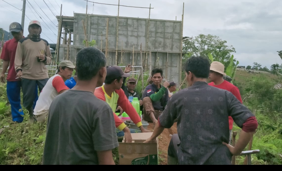 Warga Pekon Tambak Jaya Gotong Royong Bersihkan Lokasi Akan Dibangunnya Mushola Dipemangku Margo Rahayu