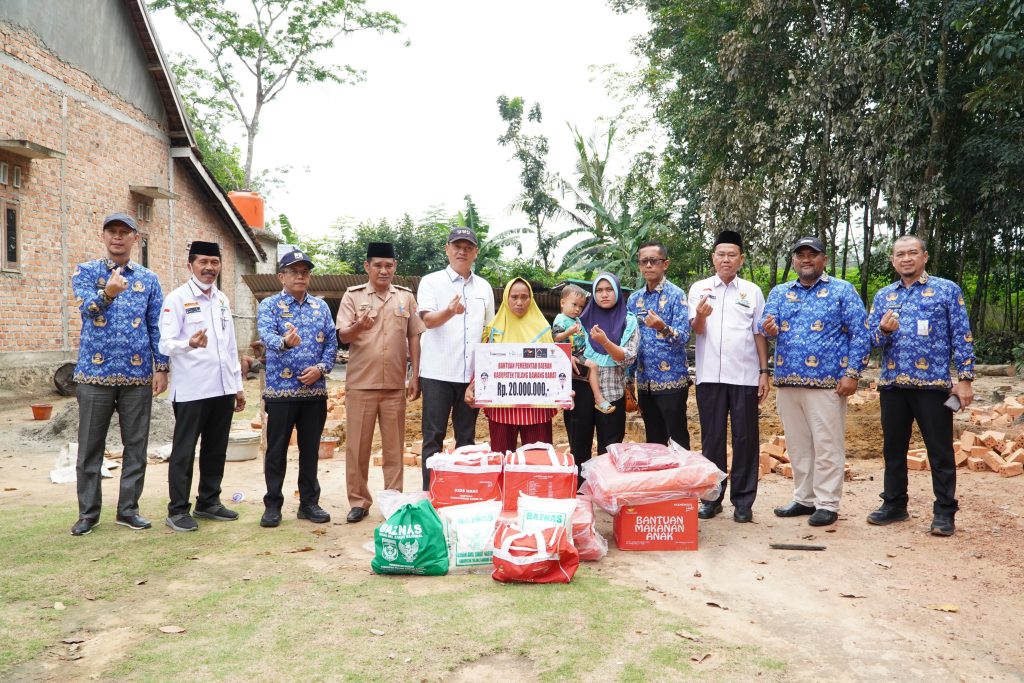 Bupati Novriwan Serahkan Bantuan untuk Korban Kebakaran