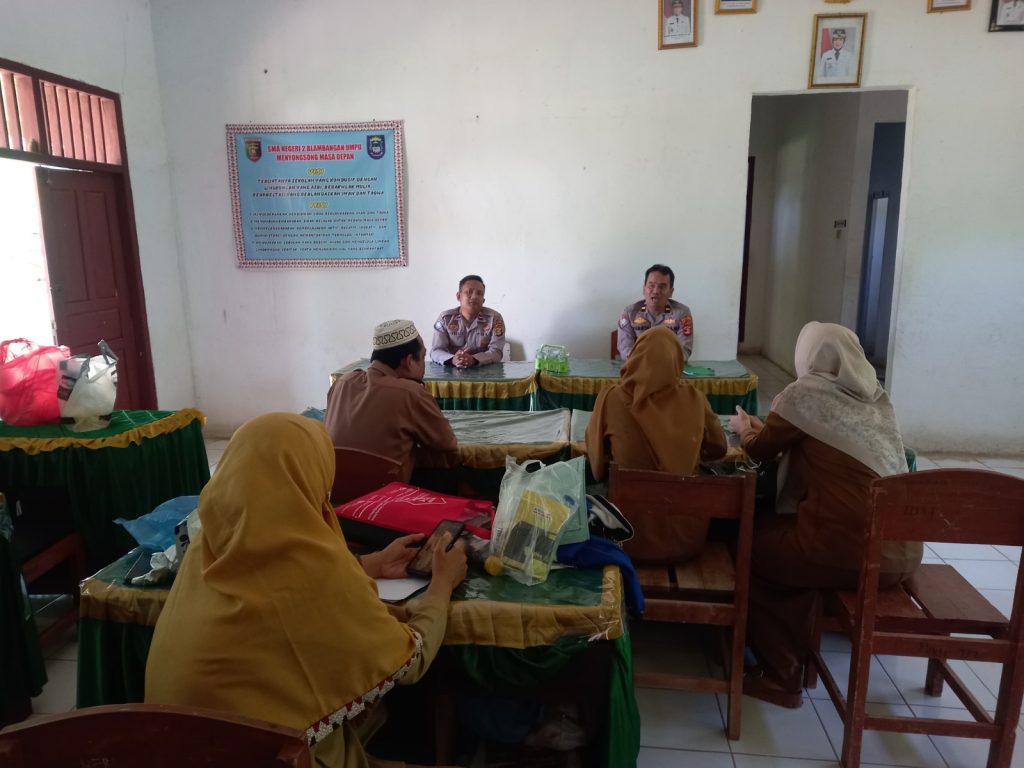 Sambangi SMAN 2 Blambangan Umpu, Polres Way Kanan Binluh Ajak Dewan Guru Bersinergi Cegah Kenakalan Remaja