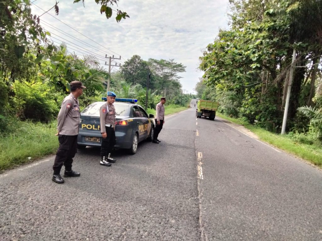 Polsek Way Tuba Gelar Patroli dan Sosialisasi Layanan Call Center 110 di Kampung Way Tuba