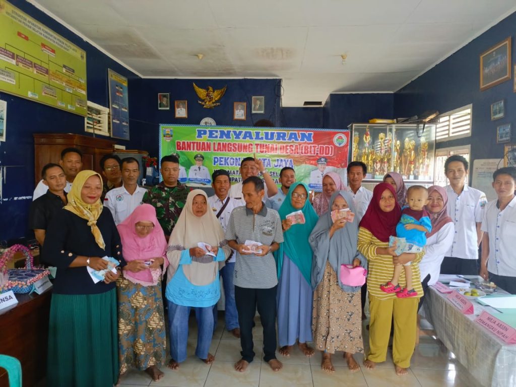 Peratin Pekon Pelita Jaya, Wawan Ardi Saputra Hari Ini Bagikan BLT-DD Kepada 12 KPM