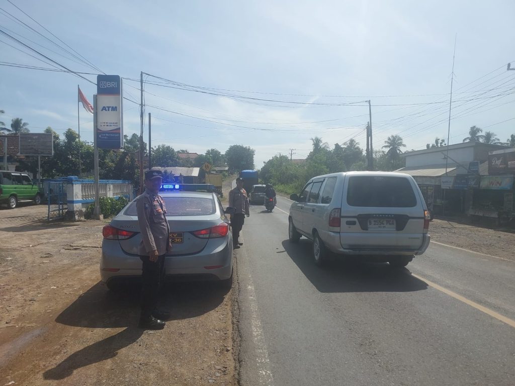 Polsek Blambangan Umpu Gelar Patroli Siang di Jalinsum Bumi Ratu