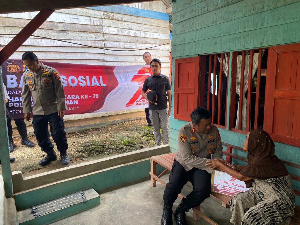 Jelang Hari Bhayangkara Ke-79, Kapolres Way Kanan dan PJU Gelar Bansos Bagikan Paket Sembako
