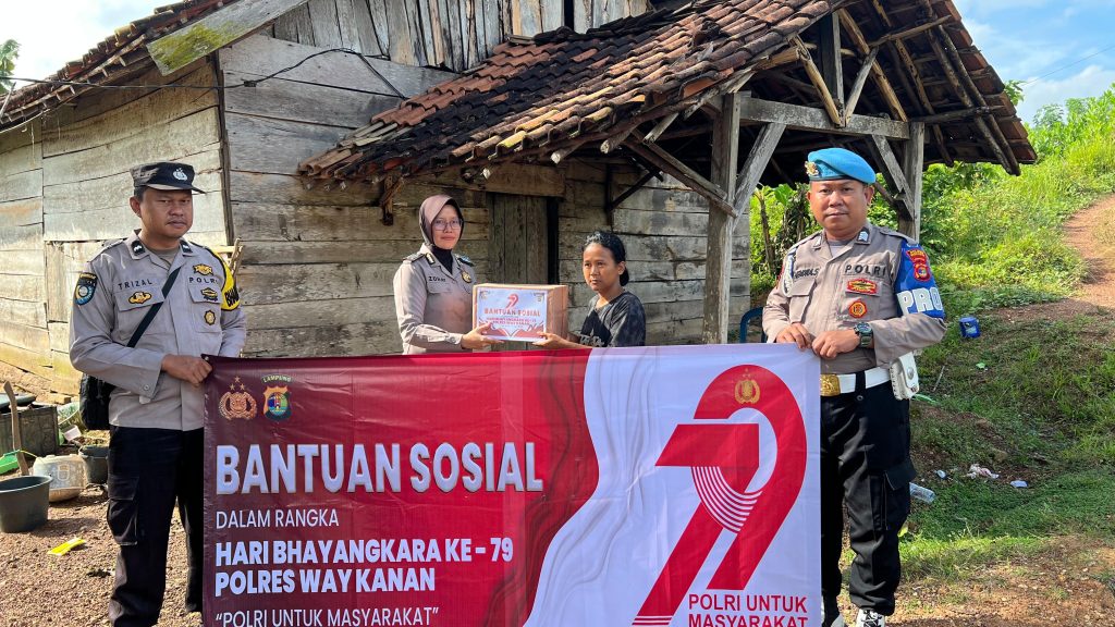 Sambangi Warga, Kapolsek Salurkan Bansos Hari Bhayangkara Ke 79 di Blambangan Umpu