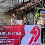 Sambangi Warga, Kapolsek Salurkan Bansos Hari Bhayangkara Ke 79 di Blambangan Umpu