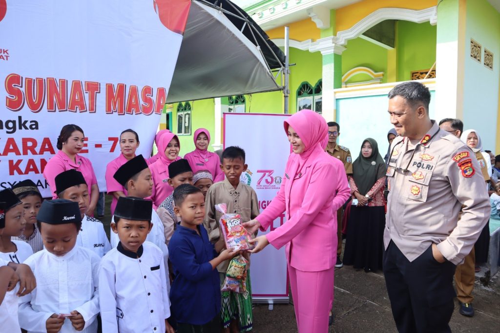 Hari Bhayangkara Ke-79, Polres Way Kanan Bakti Kesehatan Khitanan Gratis di Banjit