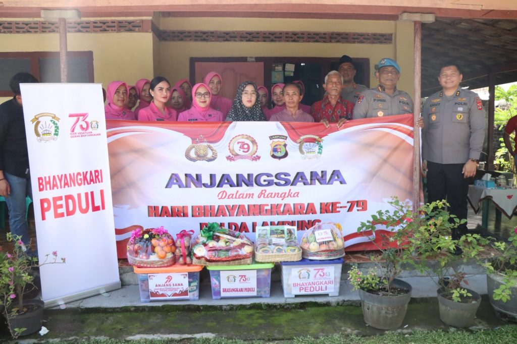 Hari Bhayangkara Ke 79, Kapolres Dampingi PJU Polda Lampung Anjang Sana ke Rumah Personil Yang Gugur Saat Bertugas di Way Kanan