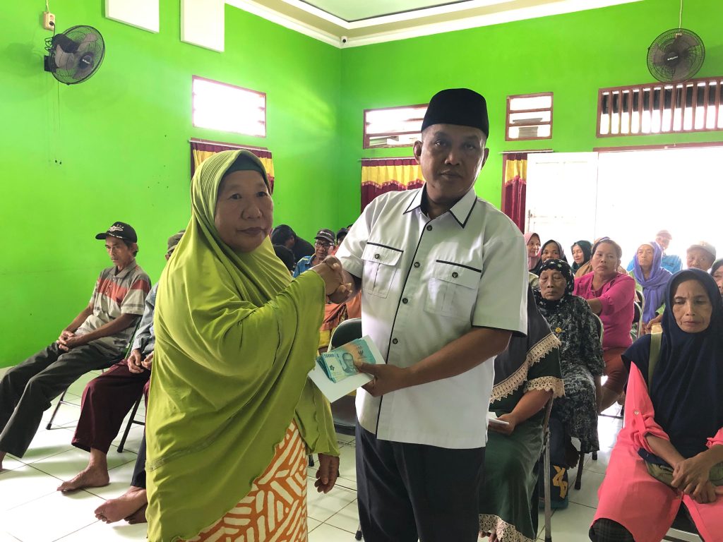 Peratin Pekon Marang Bersama Jajaran, Bagikan BLT – DD Tahap I Kepada 33 KPM