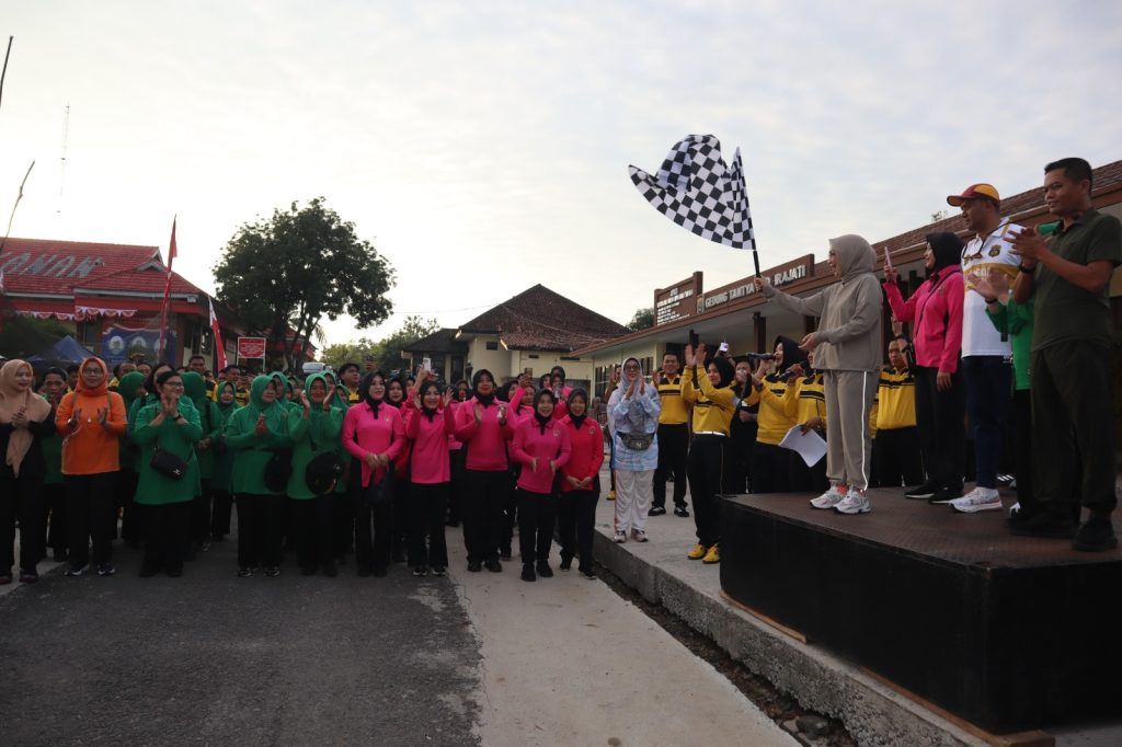 Bupati Way Kanan Lepas Peserta Jalan Sehat Menyambut HUT Bhayangkara Ke-79