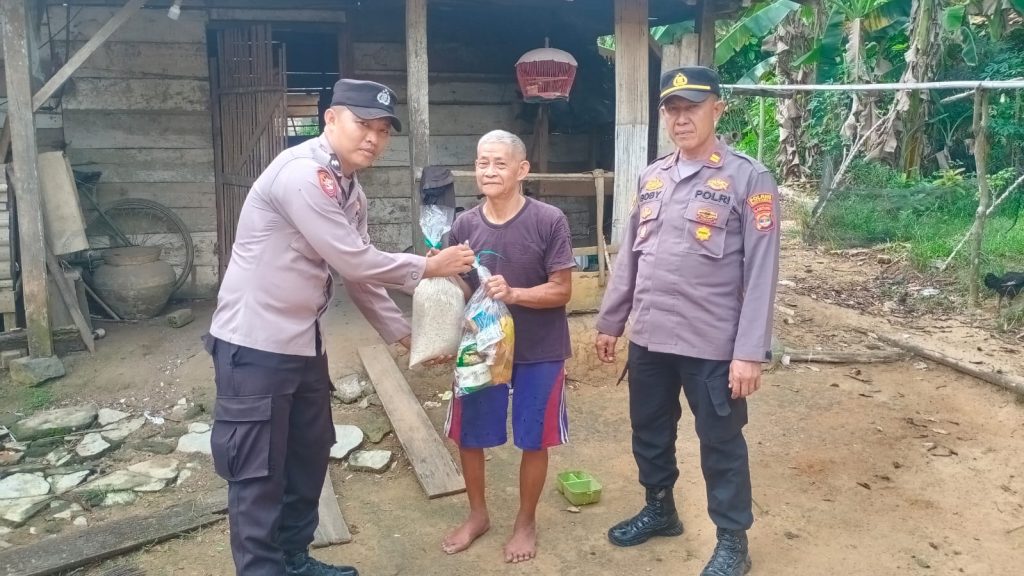 Sambut Hari Bhayangkara Ke-79, Polsek Way Tuba Salurkan Bansos di Suma Mukti