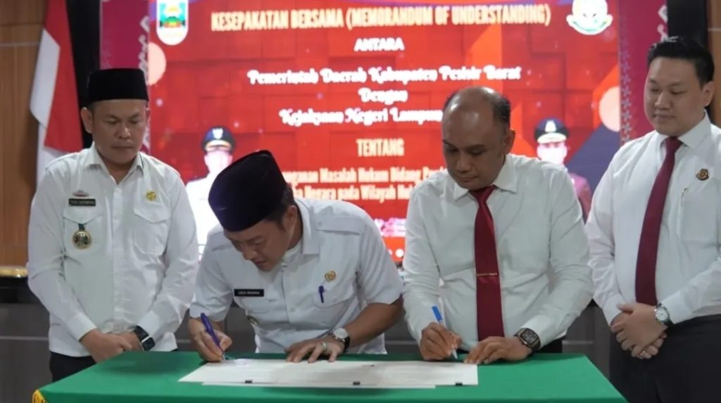 Pemkab Pesibar Adakan MOU Dengan Kajari Lambar Tentang Masalah Hukum Perdata Dan Tata Usaha Negara