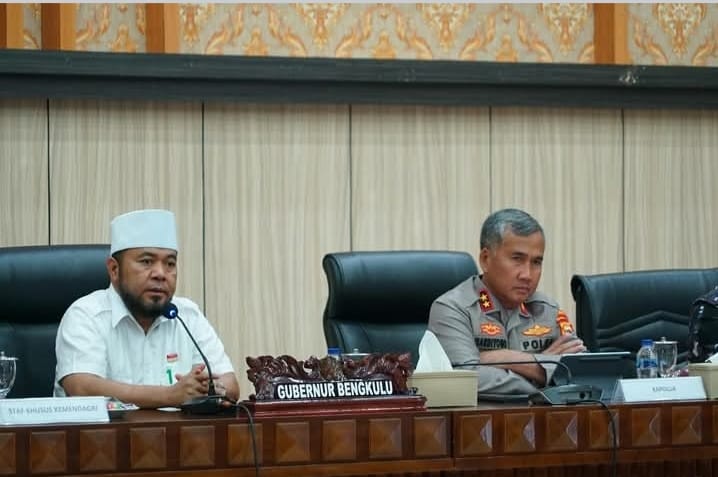 Gubernur Bengkulu H.Helmi Hasan SE , Rapat Khusus Dengan Kementerian Bidang Keamanan Dan Hukum Brigjen Pol Wahyu Bintoro HB.