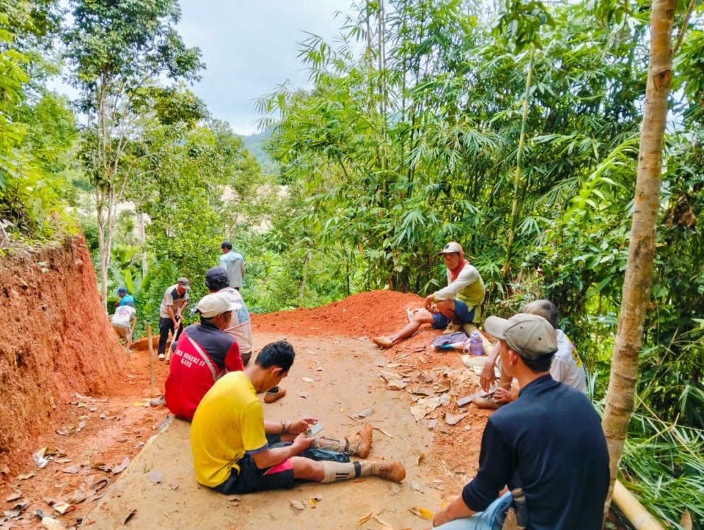 Kelompok Tani Talang Nangke Selebang Terus Semangat Lakukan Gotong Royong Bangun Jalan
