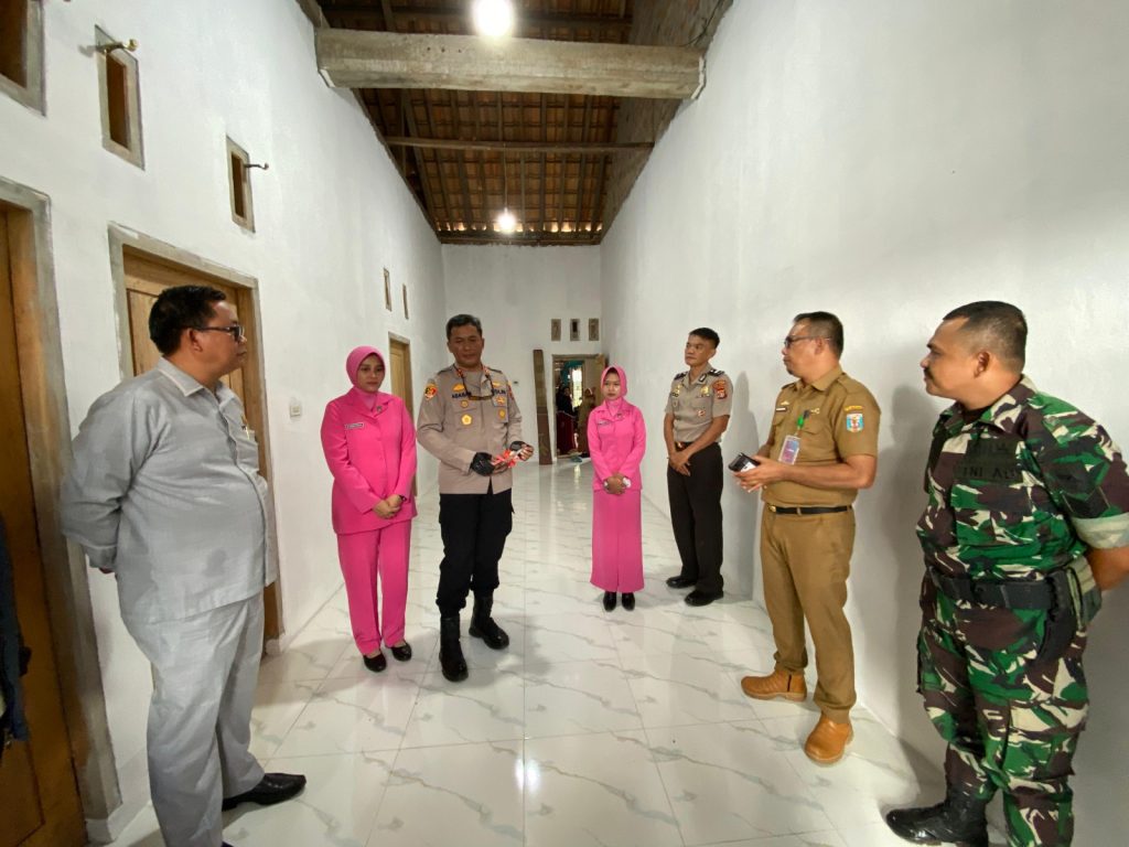 Sambut Hari Bhayangkara Ke-79, Kapolda Lampung Bedah Rumah Personil Polres Way Kanan