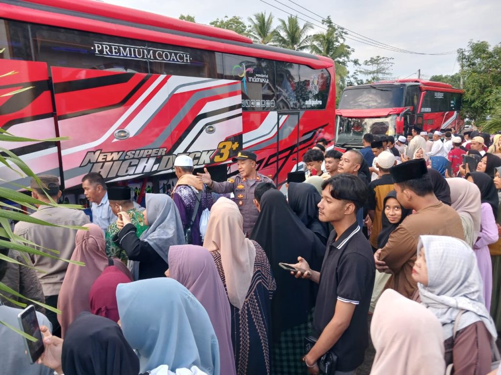 Polri Hadir Amankan Kepulangan 187 Orang Jamaah Haji Asal Kabupaten Way Kanan