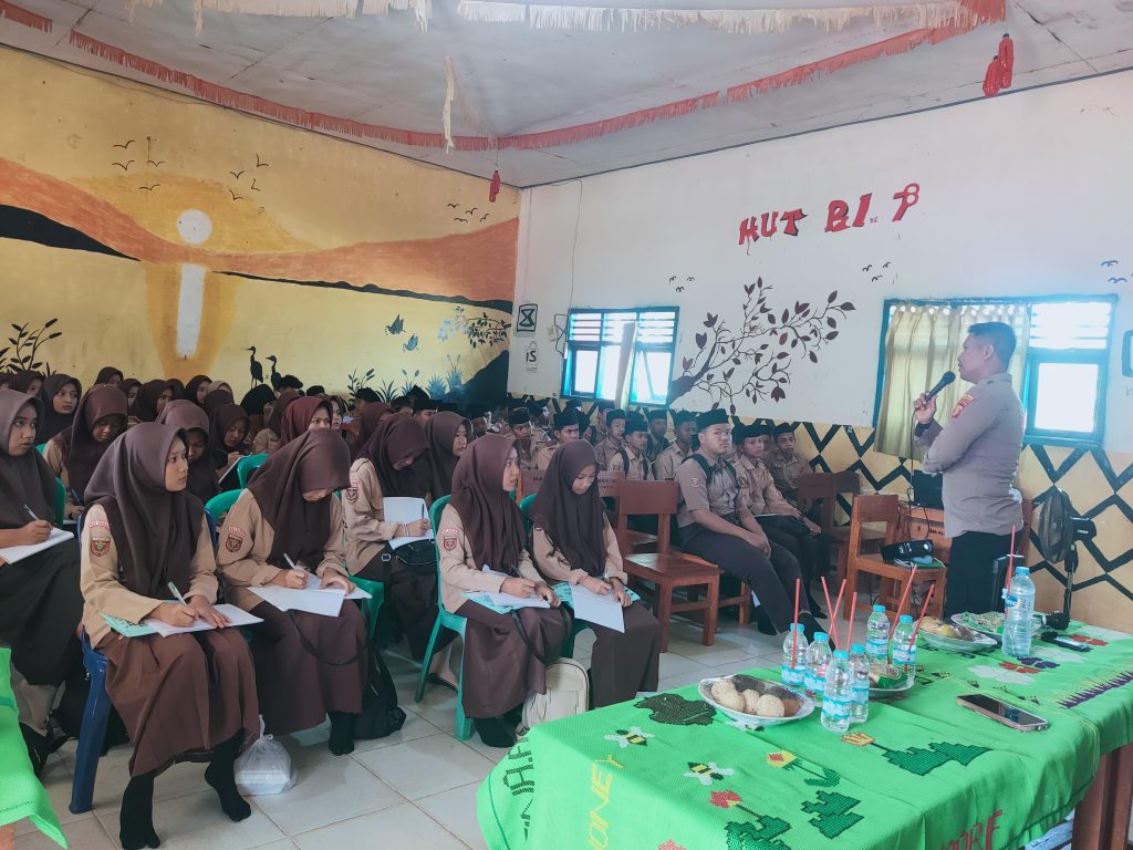 Polsek Pakuan Ratu Ajak Pelajar Madrasah Al-Ma’arif Jauhi Bullying