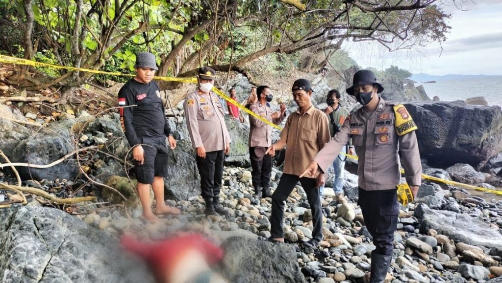 Mayat Tanpa Kepala Terdampar Di Pantai Cukuh Pandan Limau
