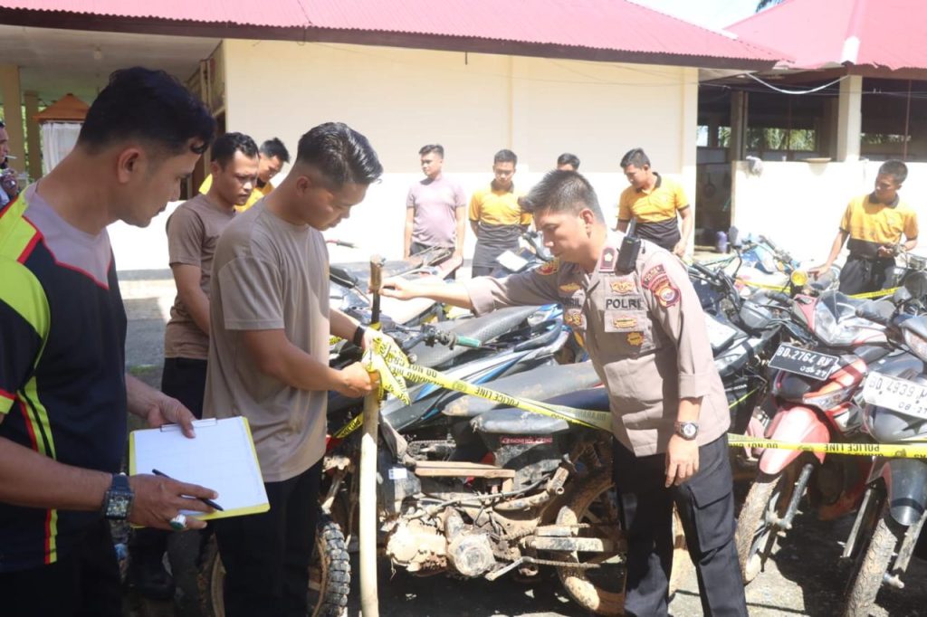 Waka Polres Kaur Cek Kelengkapan 40 sepeda Motor Milik Massa Pendemo Pemblokiran Dan Perusakan Di PT DSJ