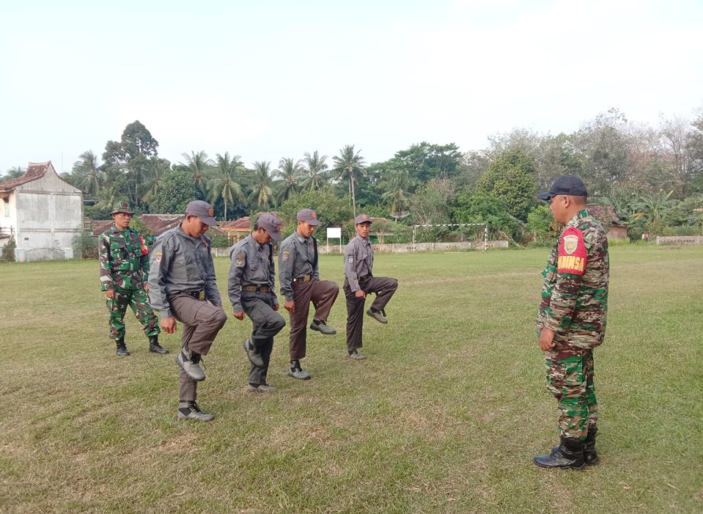 Tingkatkan Kemampuan Linmas, Babinsa Koramil Kasui Berikan Pelatihan