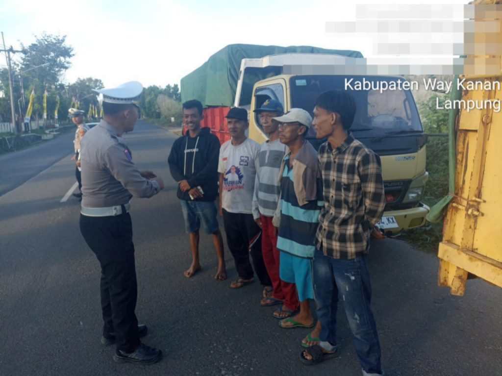 Operasi Patuh Krakatau 2025: Polisi Edukasi Pengemudi Lewat Program Polantas Menyapa di Depan Mako Polres Way Kanan