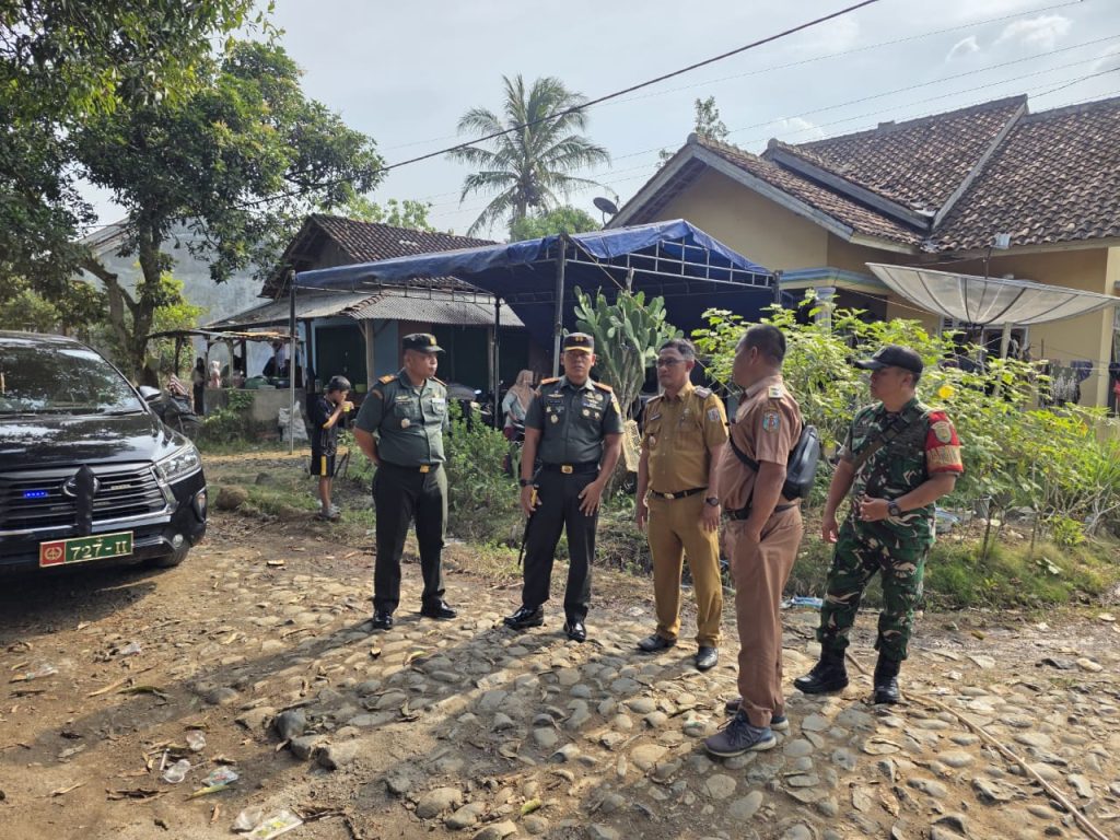 Dandim 0427/Way Kanan Letkol Arm Sigit Windarto, S.Sos, M.Han. Berikan Tali Asih Kepada Korban Kebakaran Rumah